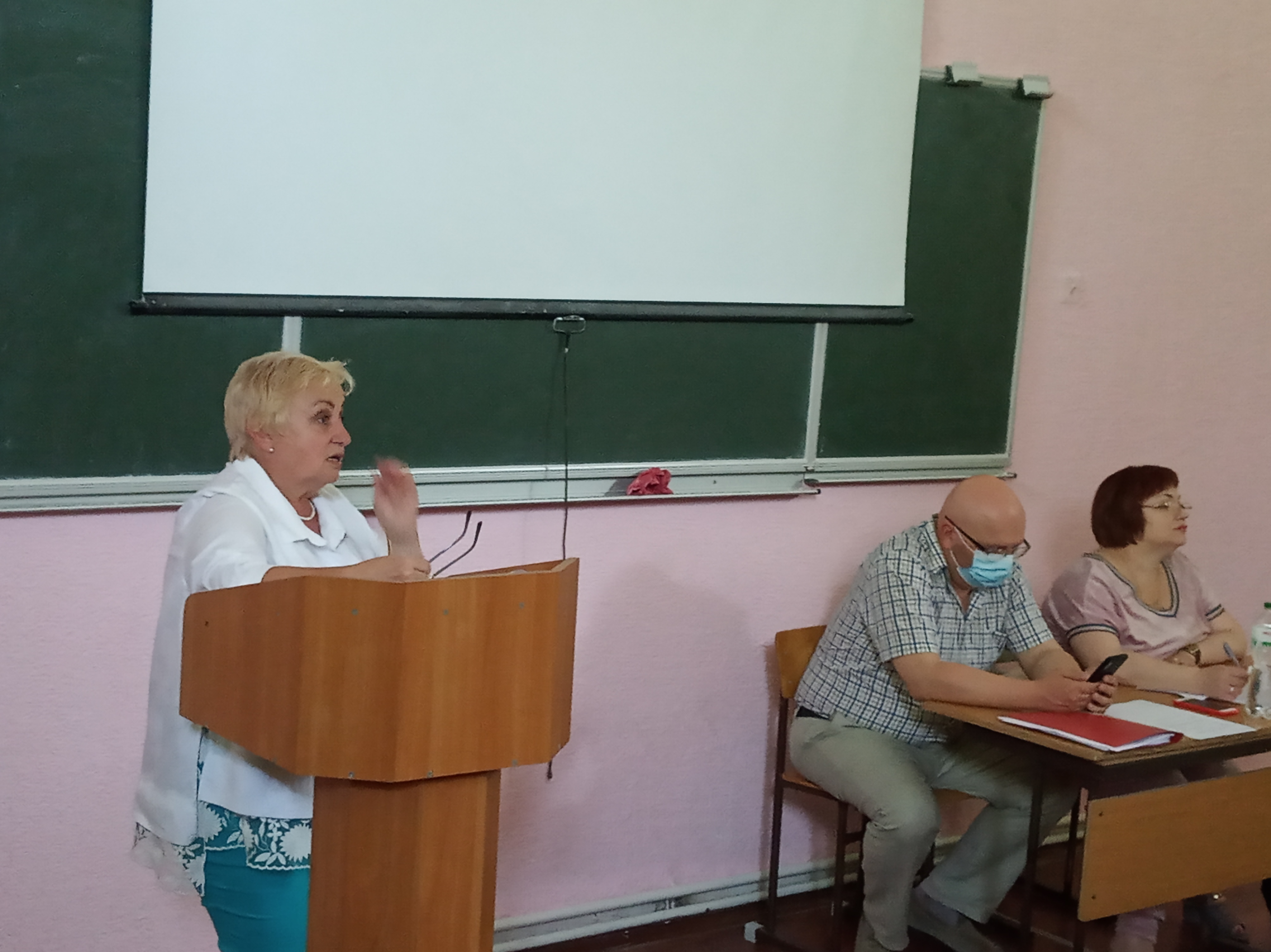 Голова факультетської комісії з якості освіти доцент Барна Л.С. обгрунтовує зміни та доповнення до освітніх програм